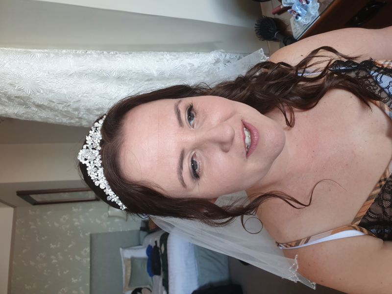 Bride with veil and crystal headband, soft natural makeup